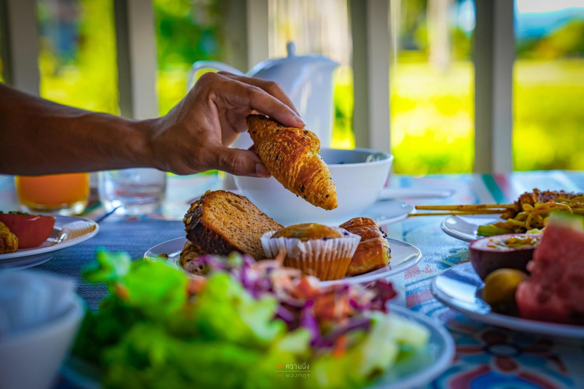 Dusit Thani Krabi Beach Resort - Sha Extra Plus Klong Muang Beach Exterior foto A hand holding a piece of bread