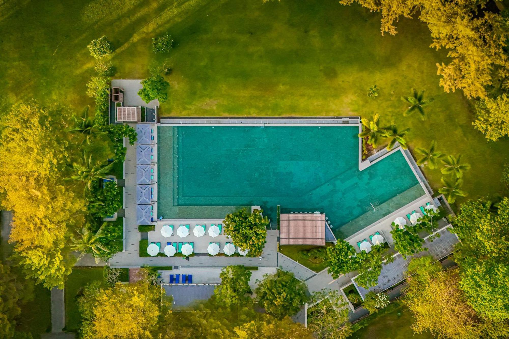 Dusit Thani Krabi Beach Resort - Sha Extra Plus Klong Muang Beach Exterior foto Aerial view of the swimming pool
