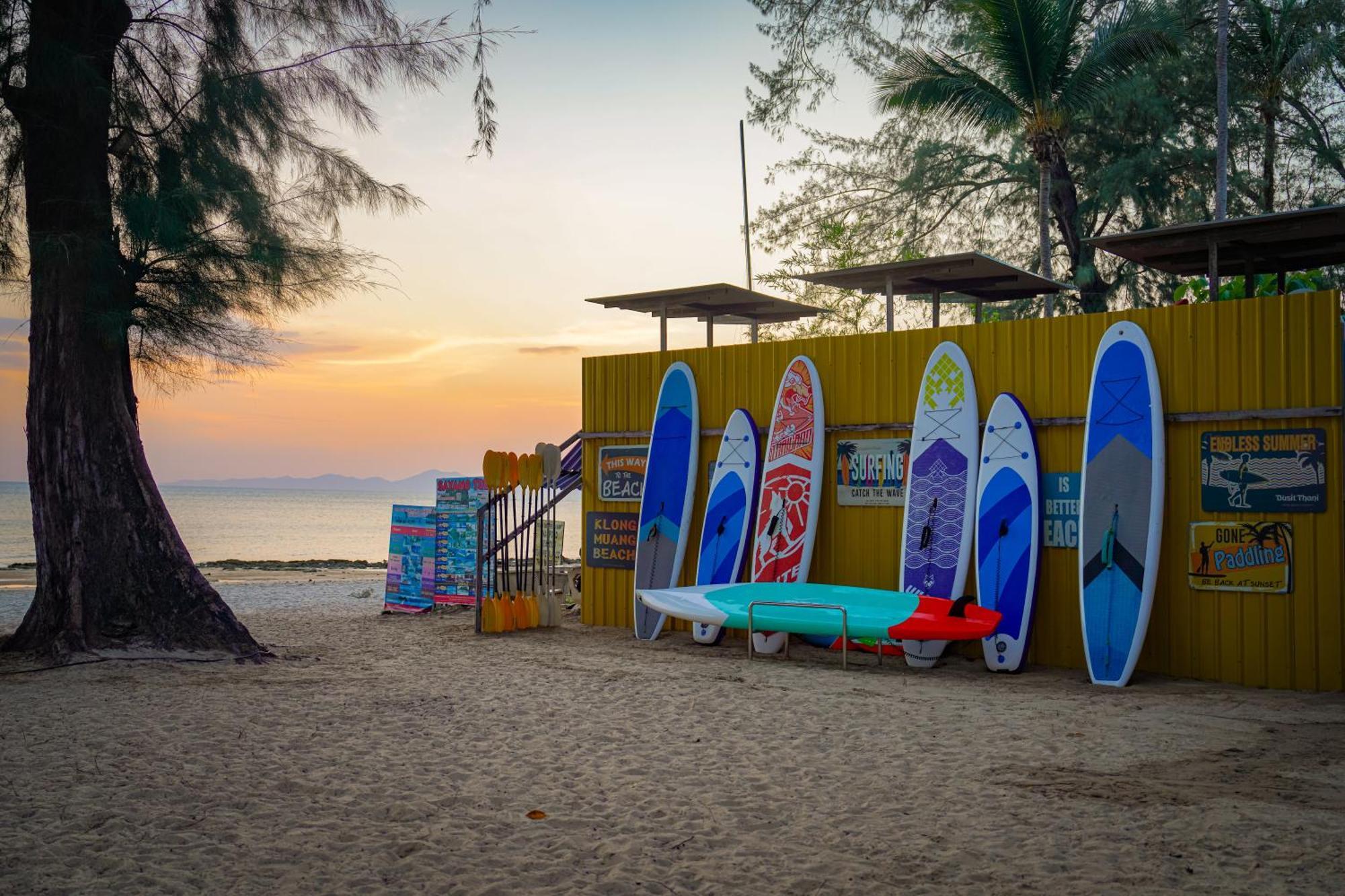 Dusit Thani Krabi Beach Resort - Sha Extra Plus Klong Muang Beach Exterior foto Stand up paddle boards at Hua Hin Beach