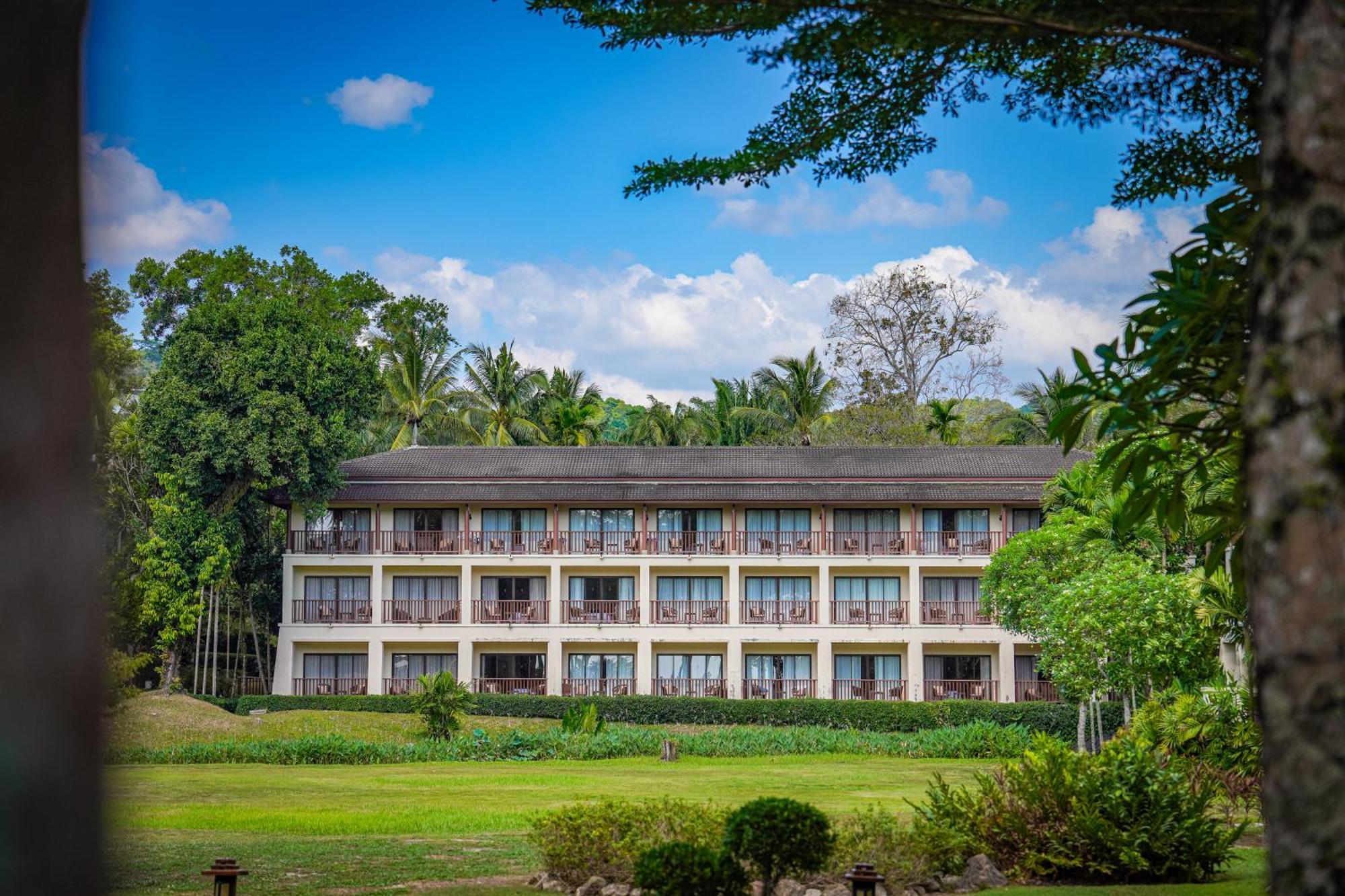 Dusit Thani Krabi Beach Resort - Sha Extra Plus Klong Muang Beach Exterior foto The hotel's main building