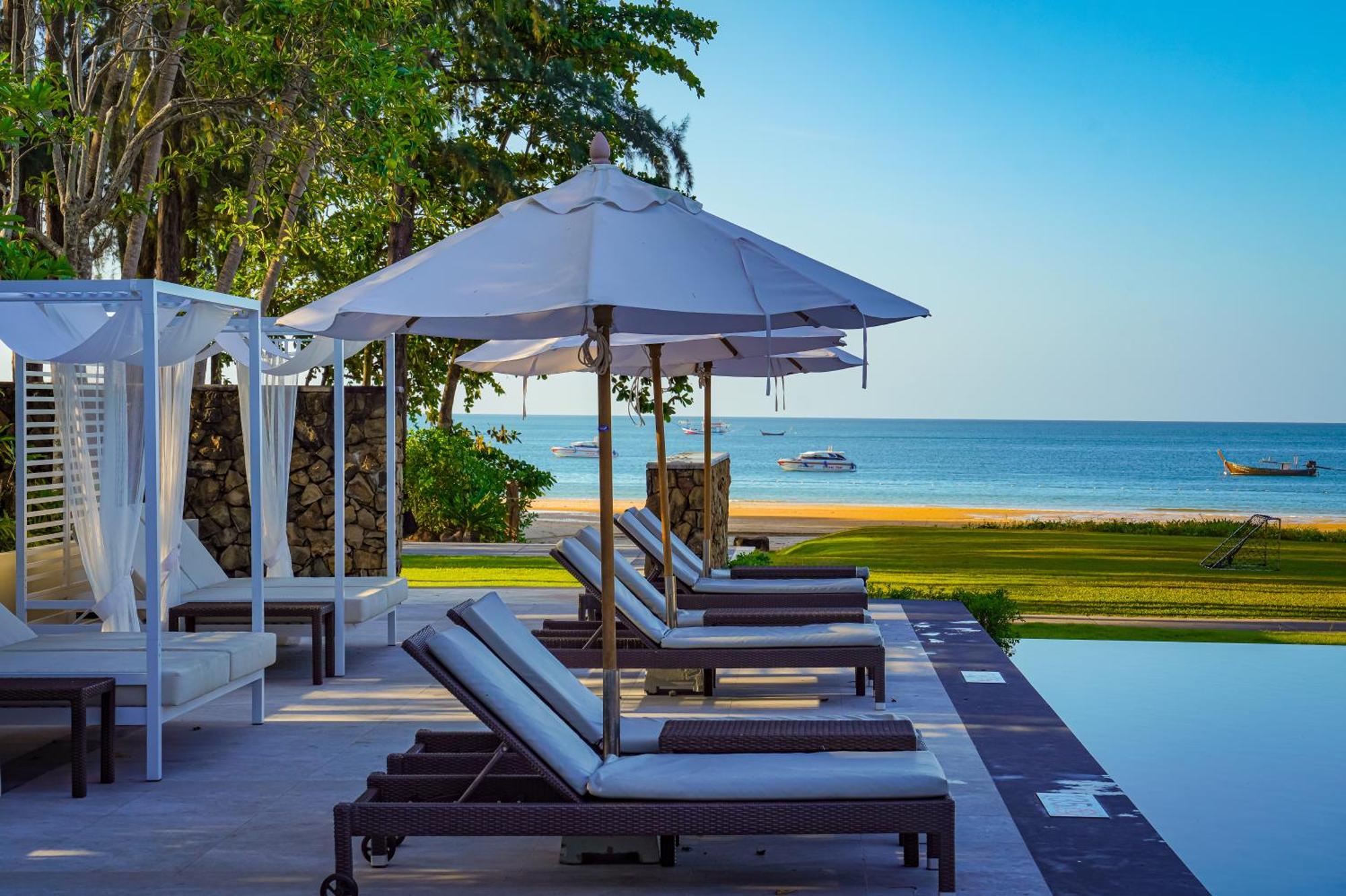 Dusit Thani Krabi Beach Resort - Sha Extra Plus Klong Muang Beach Exterior foto The beach at the resort