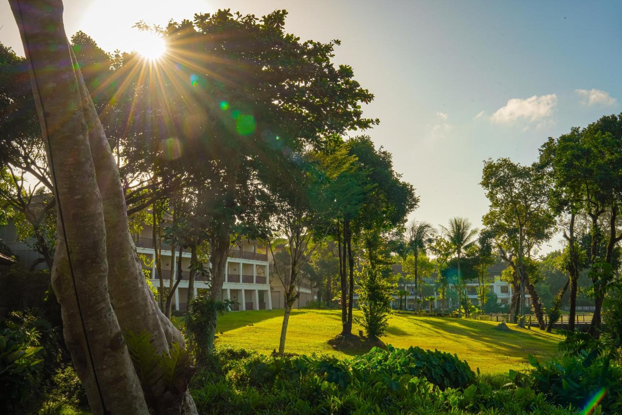 Dusit Thani Krabi Beach Resort - Sha Extra Plus Klong Muang Beach Exterior foto The grounds of the resort
