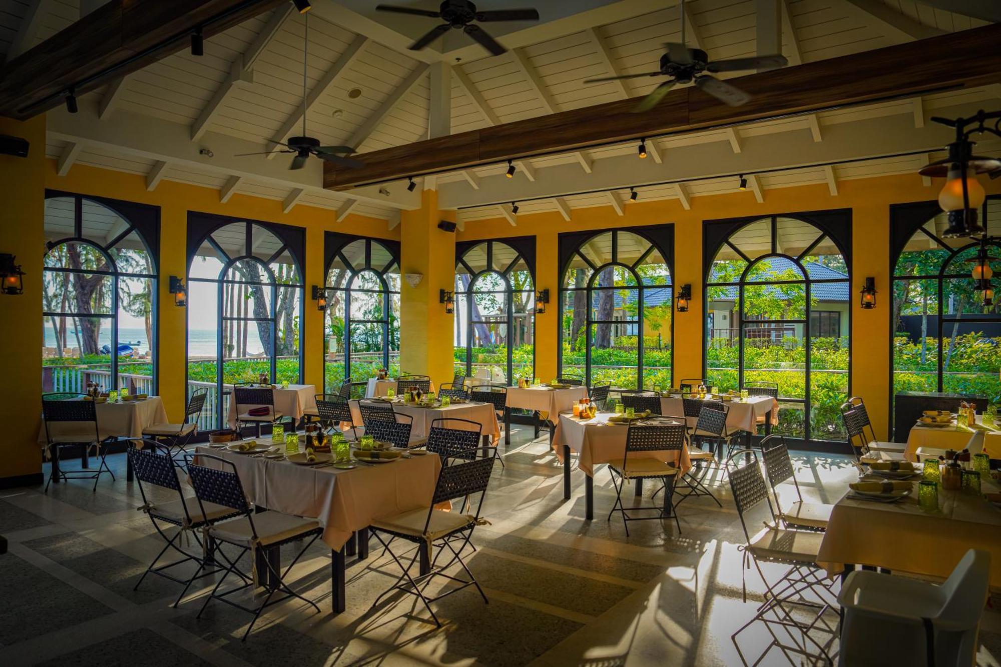 Dusit Thani Krabi Beach Resort - Sha Extra Plus Klong Muang Beach Exterior foto The restaurant at the resort