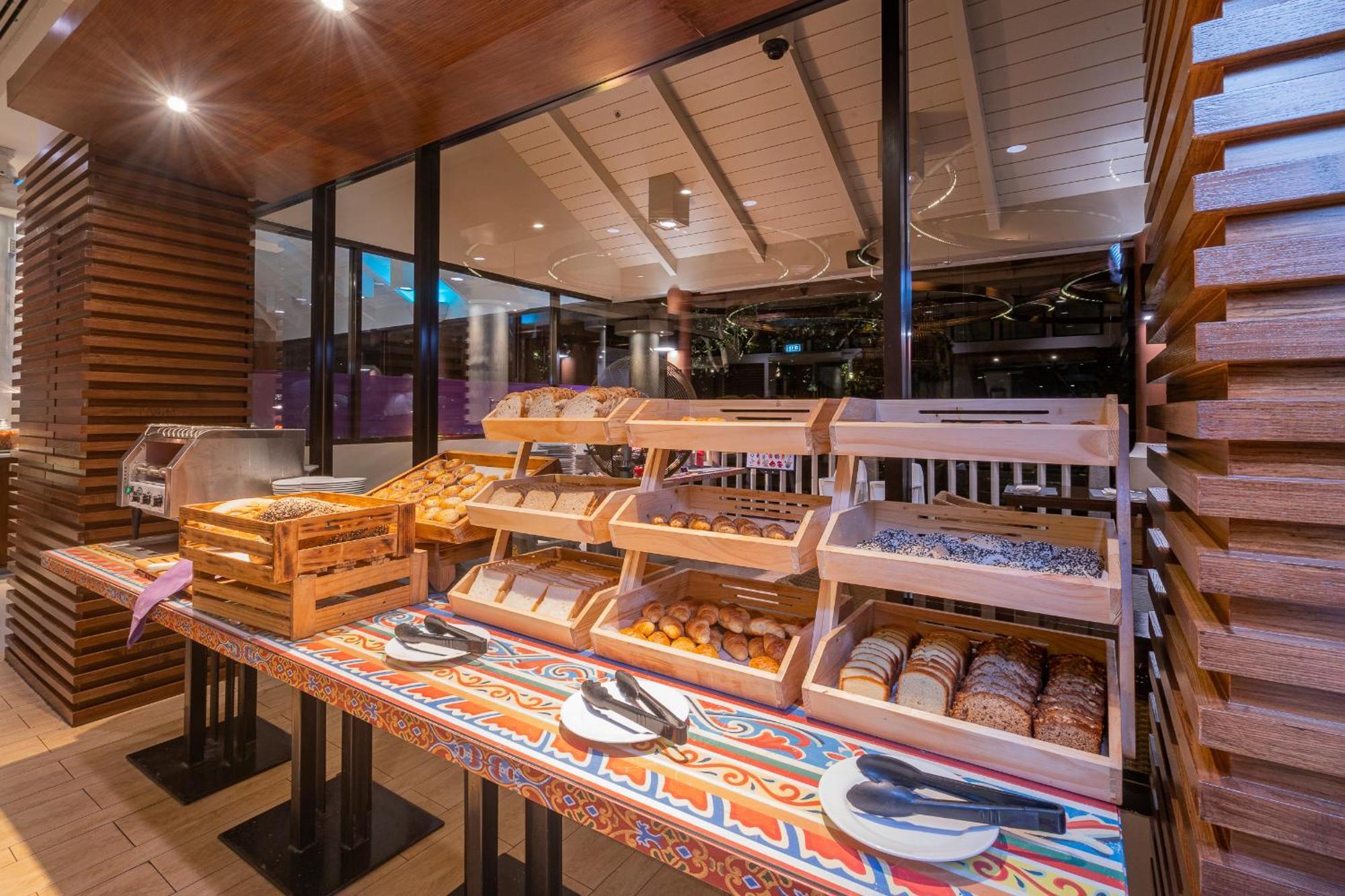 Dusit Thani Krabi Beach Resort - Sha Extra Plus Klong Muang Beach Exterior foto A buffet at a hotel