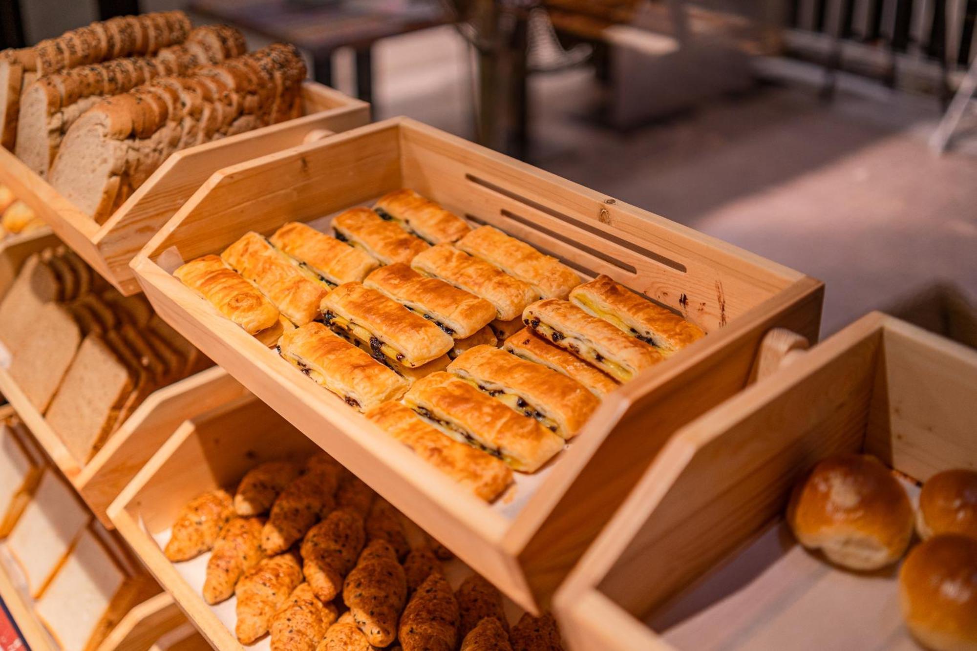 Dusit Thani Krabi Beach Resort - Sha Extra Plus Klong Muang Beach Exterior foto Baked goods at a buffet