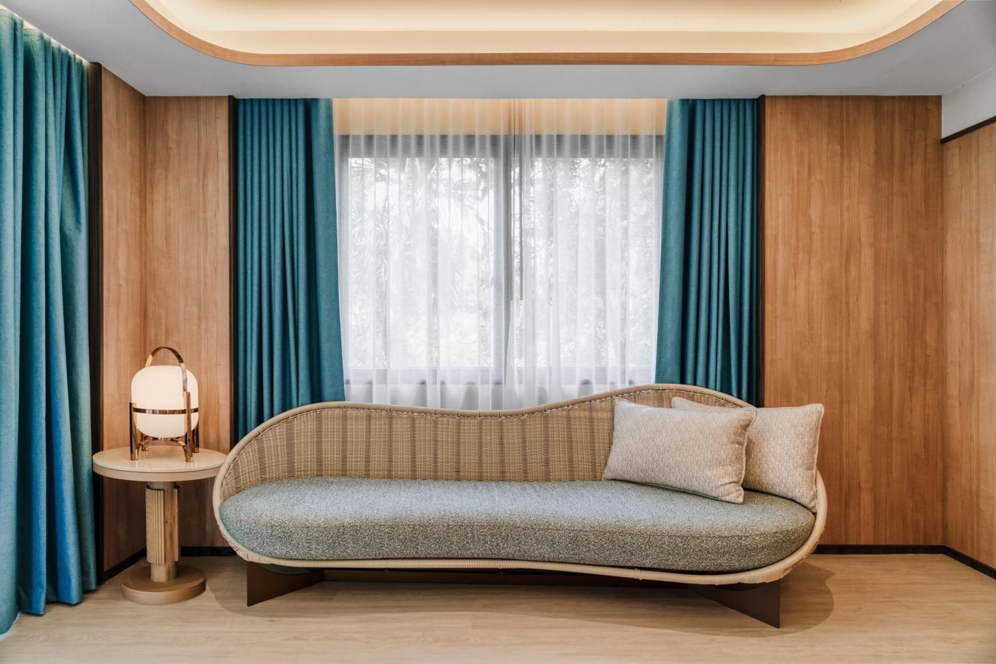Dusit Thani Krabi Beach Resort - Sha Extra Plus Klong Muang Beach Exterior foto A sofa in a hotel room