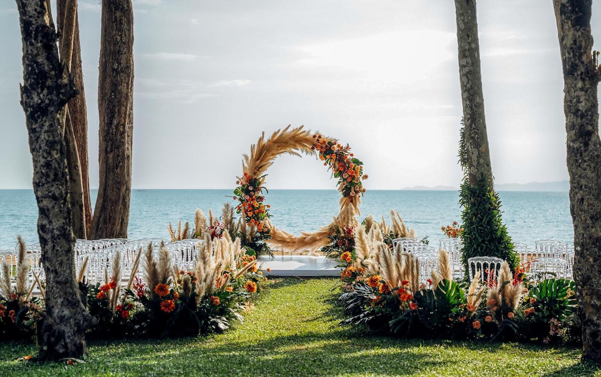 Dusit Thani Krabi Beach Resort - Sha Extra Plus Klong Muang Beach Exterior foto A beach wedding in Phuket, Thailand