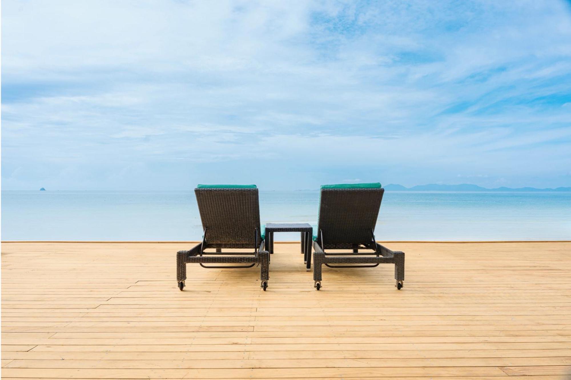 Dusit Thani Krabi Beach Resort - Sha Extra Plus Klong Muang Beach Exterior foto Beach chairs at the beach